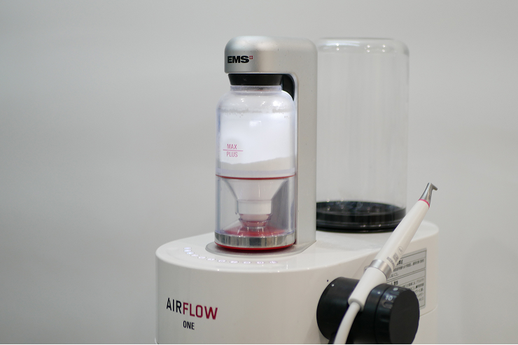 痛みを抑えるエアフローを保険診療で使用